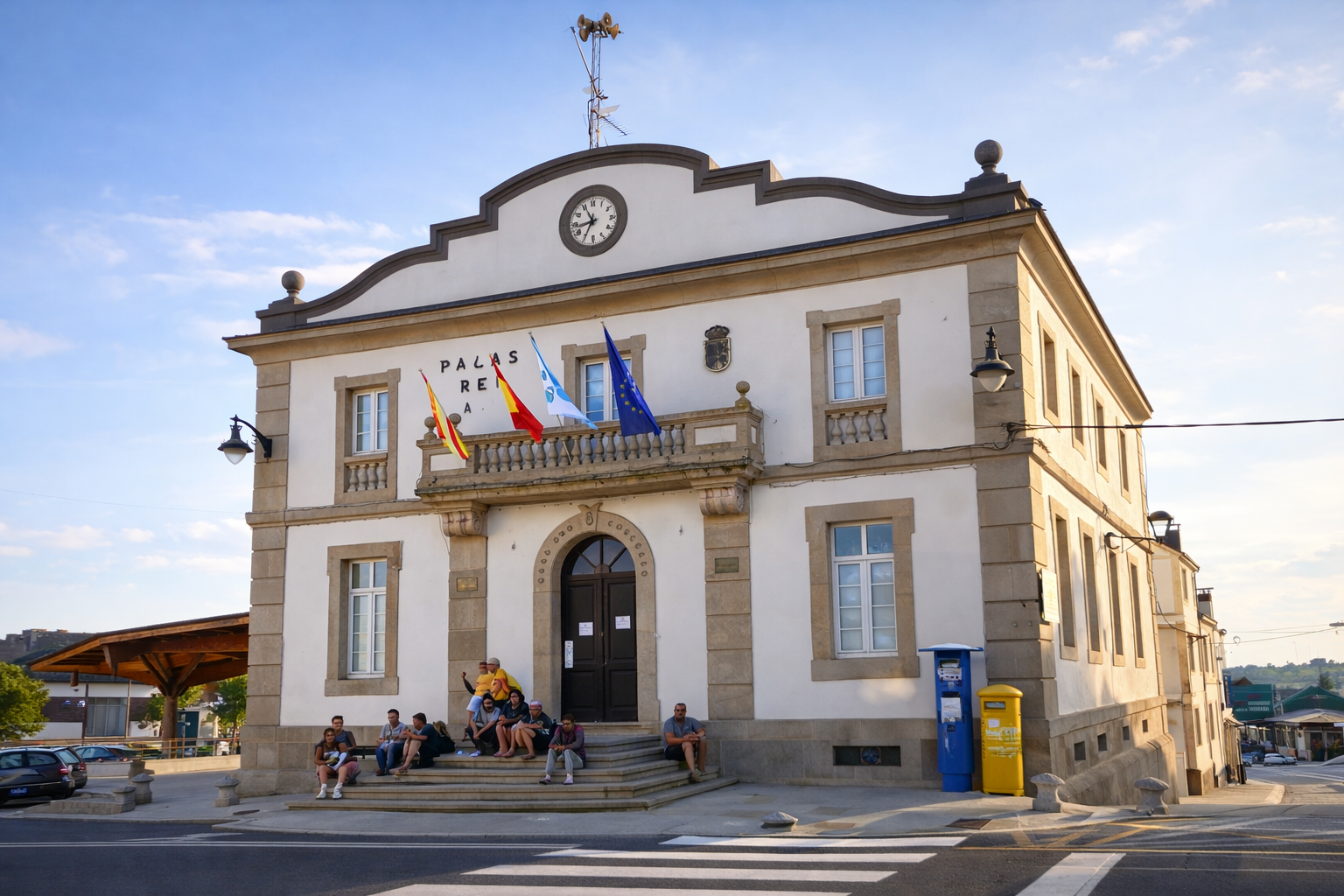 Edificio histórico en Palas de Rei con peregrinos descansando, en pleno Camino de Santiago en Galicia.